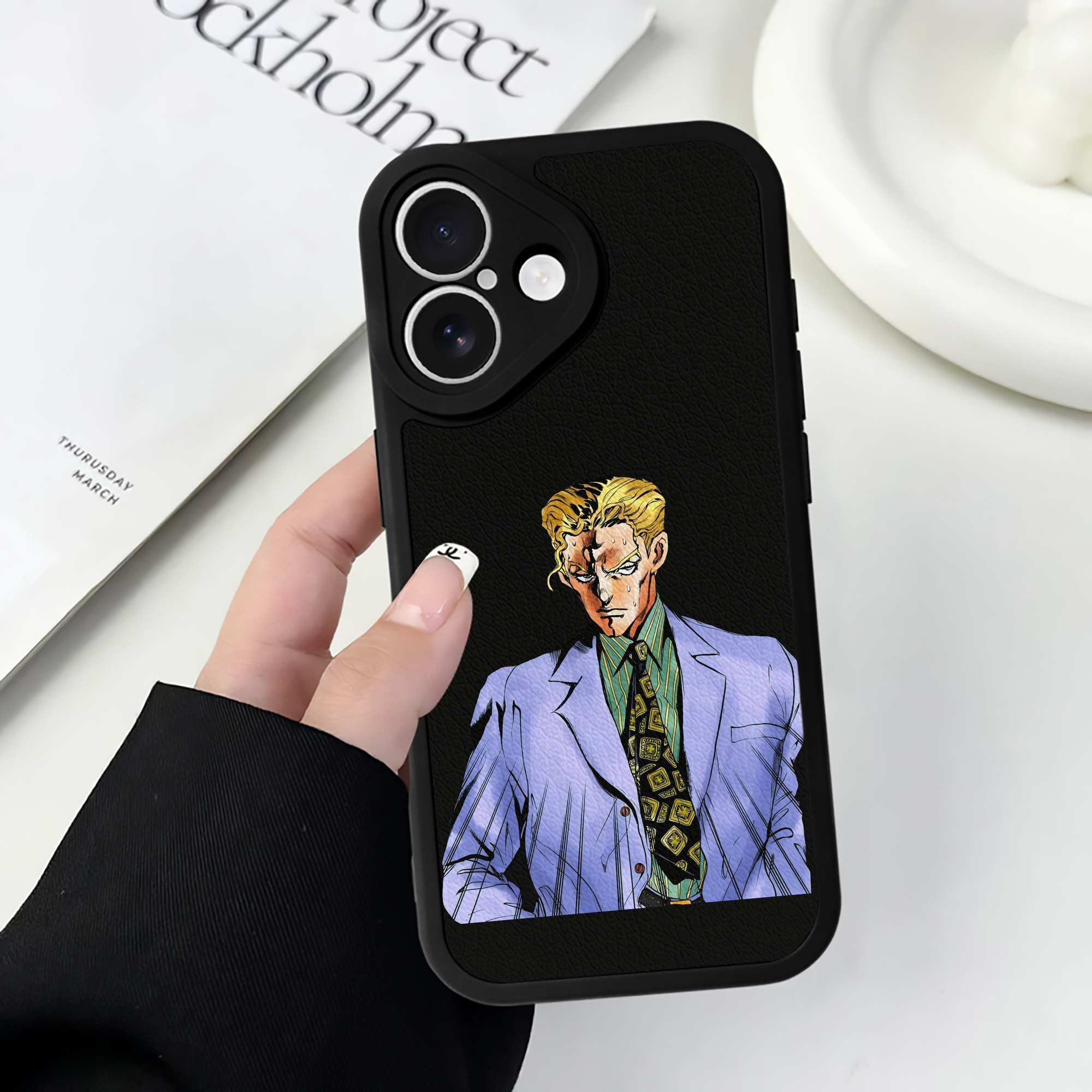（画像用） ジョジョの奇妙な冒険 きら よしかげ JoJo's Bizarre Adventure Kira Yoshikage 【iPhone 16シリーズ対応】シリコンスマホケース（レザー調） 材質：シリコン